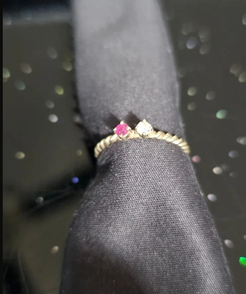 Ring 333 Gold mit 1 Zirkoniastein und Rubin