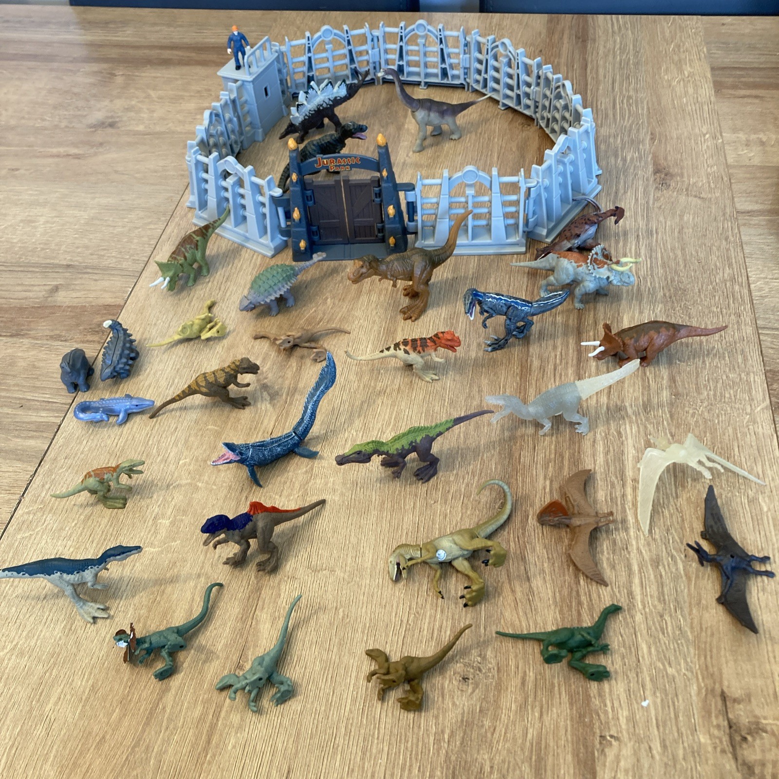 Jurassic World Dominion Mini Dinosaur 30 Figures fence Set Playset Bundle  Park