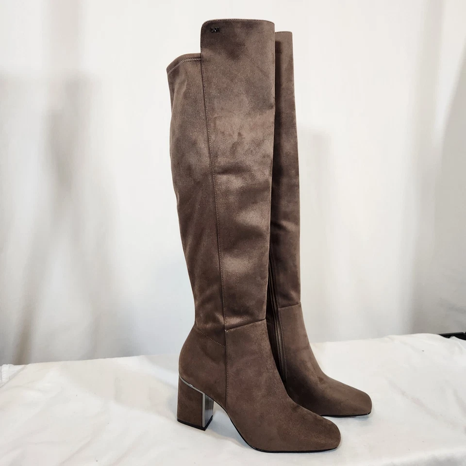Botas de vestir DKNY para mujer Cilli punta cuadrada hasta la rodilla marrón suave 7M Foto 2 de 4