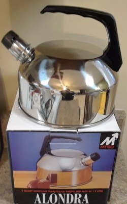 METRO ''ALONDRA'' STAINLESS STEEL 2 QUART WHISTLING TEA KETTLE NIB