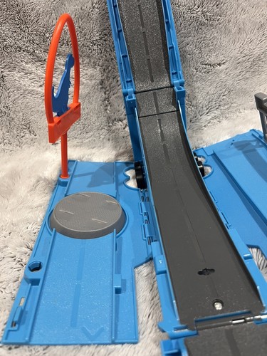 SIN CAJA Disney Cars Dinoco Dino Truck Jump Race Rampa Paquete de Viaje y Go Play Set - Imagen 3 de 13