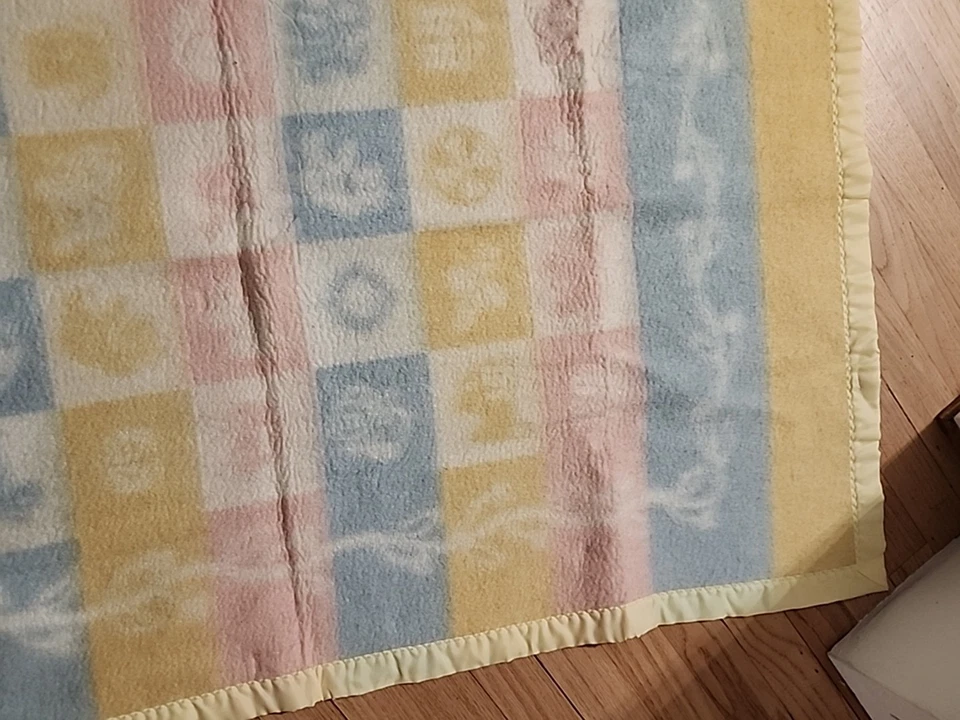 Manta bebé vintage mezcla lana con ribete satinado 48×34 azul amarillo rosa bloques Foto 3 de 4