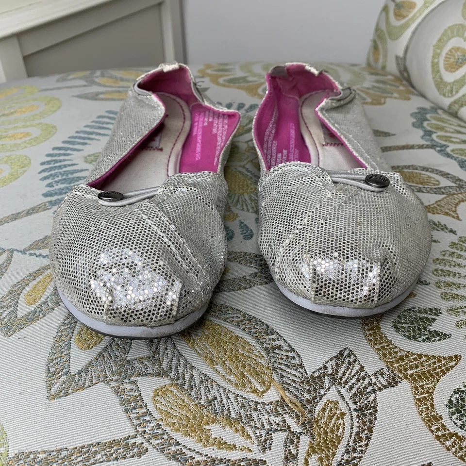 Zapatos planos para mujer Mad Love plateados brillantes talla 7 Foto 2 de 4