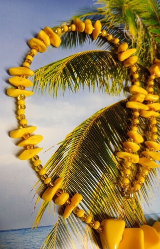 Vintage Lemony Yellow Lucite Chip Style Bead Necklace with Seed Bead Spacers - Picture 2 of 7