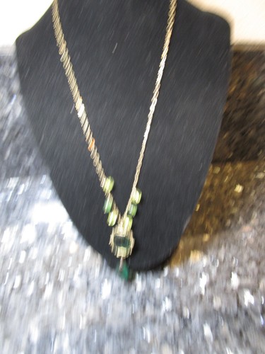 Collar Vintage 1928 Co., Tono Dorado, Cuentas, Colgante Lágrima Verde Firmado - Imagen 3 de 7