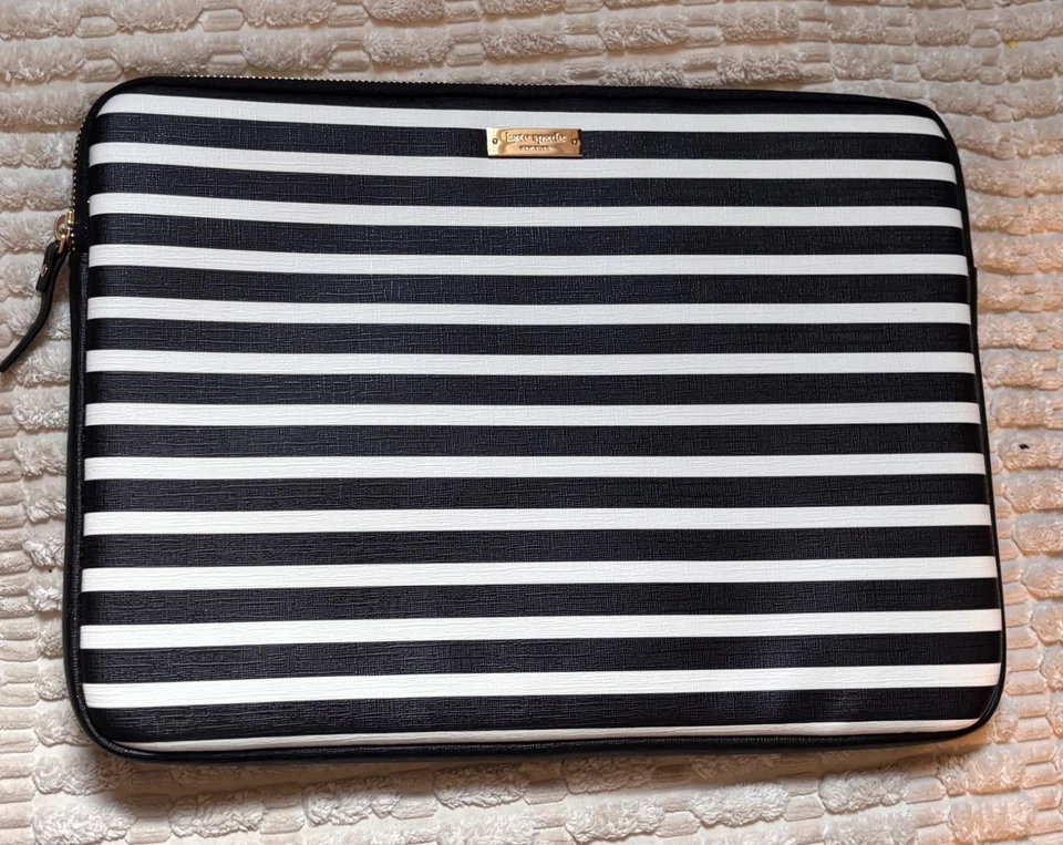 Kate Spade New York 13" Negro Blanco Rayas MacBook iPad Microsoft Funda con Cremallera. Foto 3 de 4