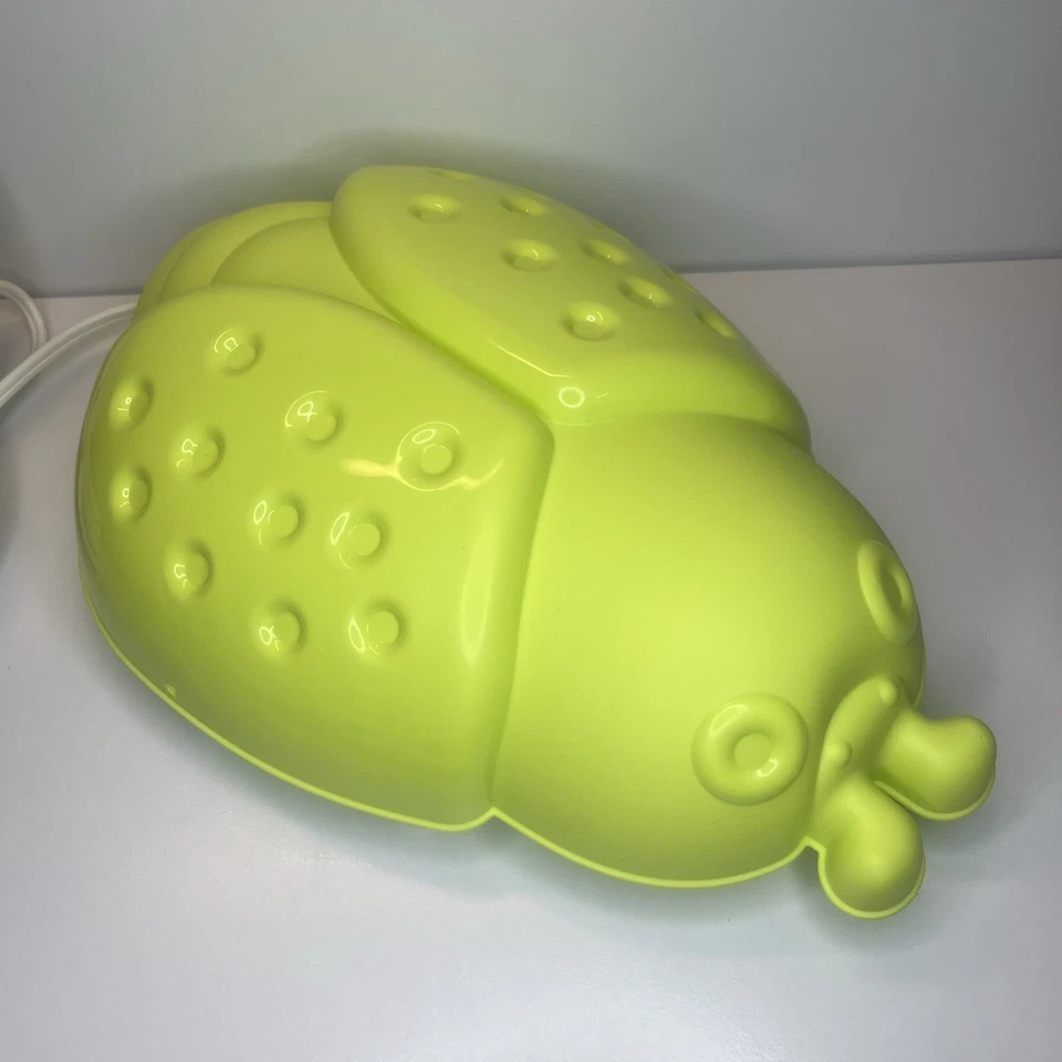 Lámpara de pared Ikea para niños iluminación de guardería Ladybug luz nocturna Smila verde insecto Foto 2 de 4