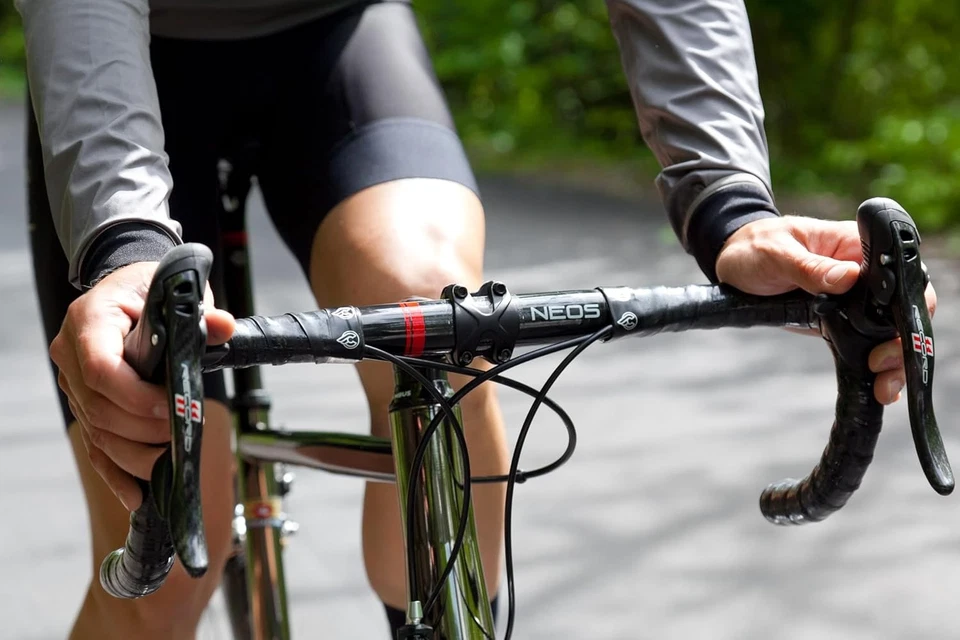 Manillar Cinelli Unisex Neos Drop, Negro/Rojo Foto 3 de 4