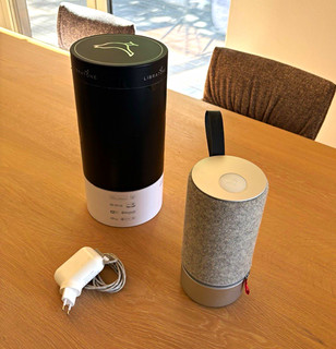 Libratone Zipp tragbares Lautsprechersystem Bluetooth grau zylindrisch Netzteil
