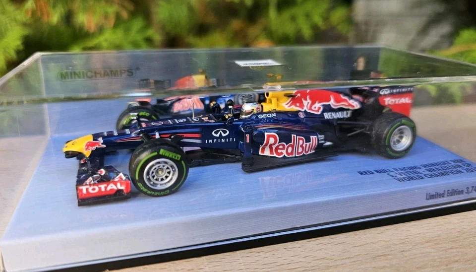 Sebastian Vettel Red Bull RB8 Brazilian GP World Champion 2012 1:43 Minichamps - Bild 2 von 3