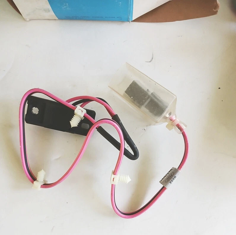 Interruptor de bloqueo de puerta izquierda nuevo Ford Thunderbird 1985 a 1987 OEM E6SZ-14028B Foto 2 de 4