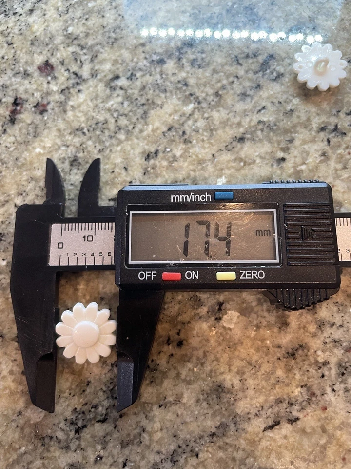 17.5mm X 10 Pcs White Daisy Floral Shank Buttons Flower Retro Vintage - image 2 of 3