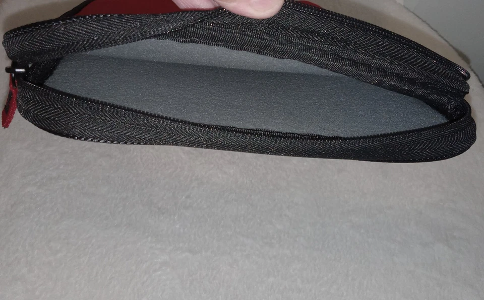 Funda para portátil Belkin 11 pulgadas roja forrada con bolsillo con cremallera B2B081-C02 NUEVA en plástico Foto 3 de 4