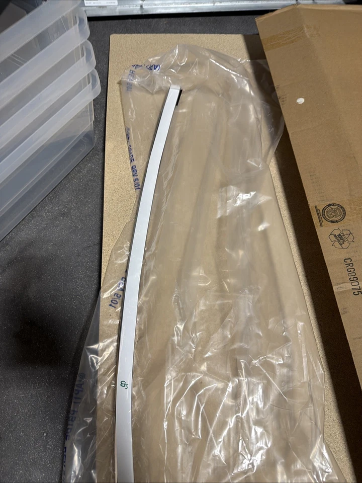 Marco de ventana moldeado OEM pasajero Ford 09-16 Lincoln MKS 8A5Z-54255A60-A Foto 4 de 4