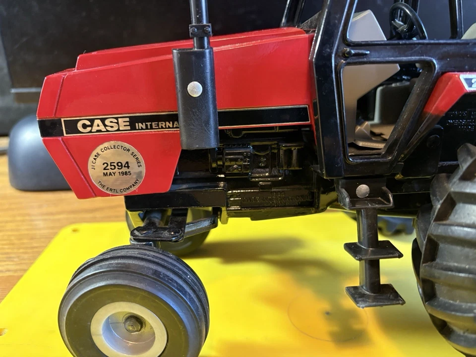 ERTL Case IH 2594 1985 diecast con tractor frontal rojo/negro de colección escala 1/16 Foto 2 de 4