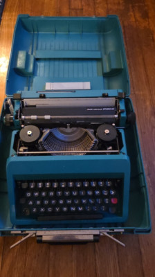 Vintage Olivetti Studio 45 Typewriter With Case 