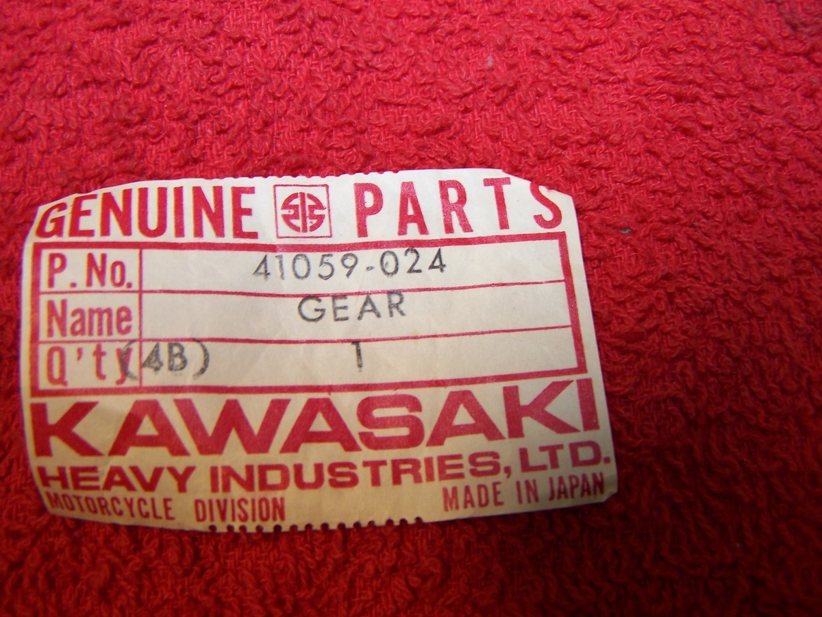 KAWASAKI KS125 FRONT WHEEL SPEEDOMETER GEAR 41059-024 KT KLX KAWASAKI KS125 FRONT WHEEL SPEEDOMETER GEAR 41059-024 KT KLX