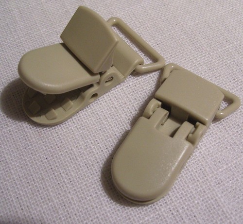 LOT (2 ou 5) CLIP PLASTIQUE ** 25 mm ** PINCE BRETELLE ATTACHE TÉTINE KAM - Picture 17 of 32
