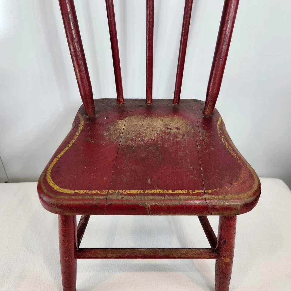 Silla infantil antigua original del siglo XIX con husillo de aro de pintura agrietada roja Foto 2 de 4