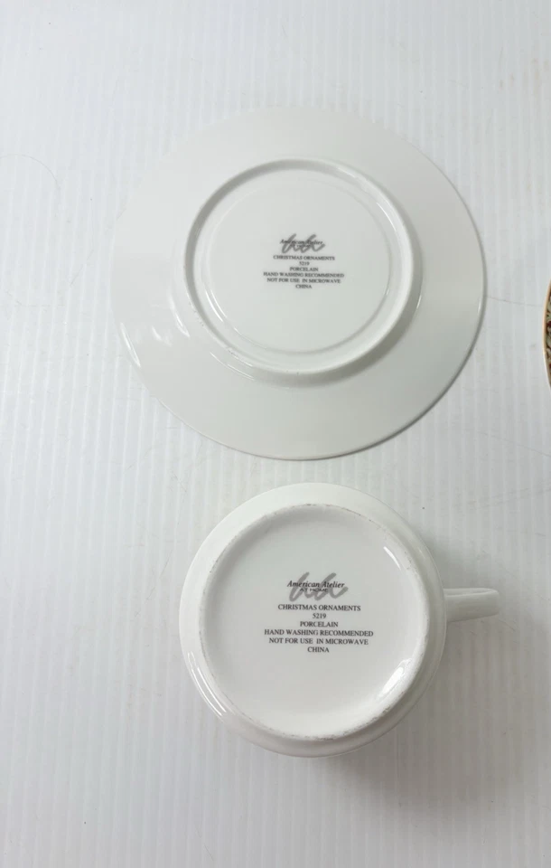 Juego de dos tazas y platillos de vajilla adornos navideños American Atelier Foto 4 de 4