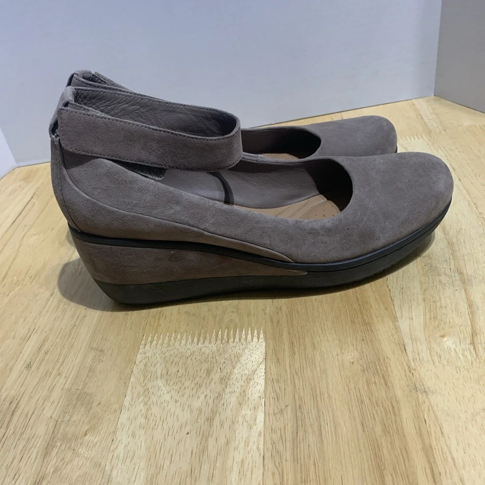Clarks Artesanal Wynnmere Gamuza Correa al Tobillo Zapatos de Cuña Talla 10M Taupe Foto 3 de 4
