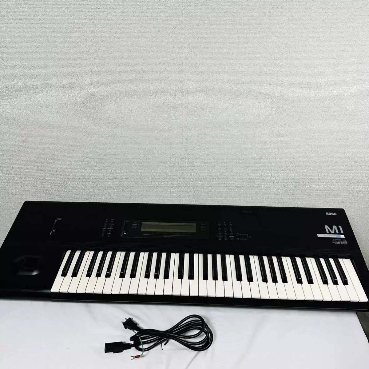 Korg M1 61-Keys Keyboard Synthesizer Music Workstation Black