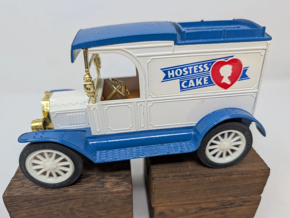 Ford Modelo T 1913 furgoneta de reparto banco pastel de anfitriona ERTL fundido a presión con llave y caja Foto 2 de 4