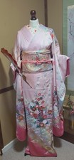 Japanischer Kimono rosa mit Regenbogenmustern mit hellen Blumenmuster Set