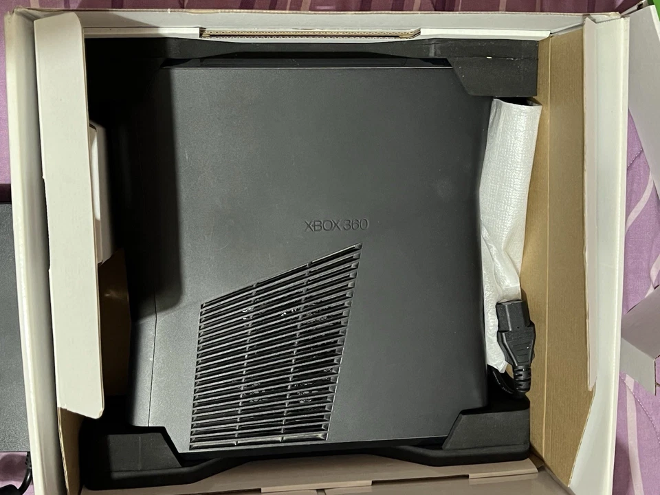 Console Microsoft Xbox 360 Slim Nera 4 GB con Kinect Gioco Box Scatola Originale - Immagine 4 di 4