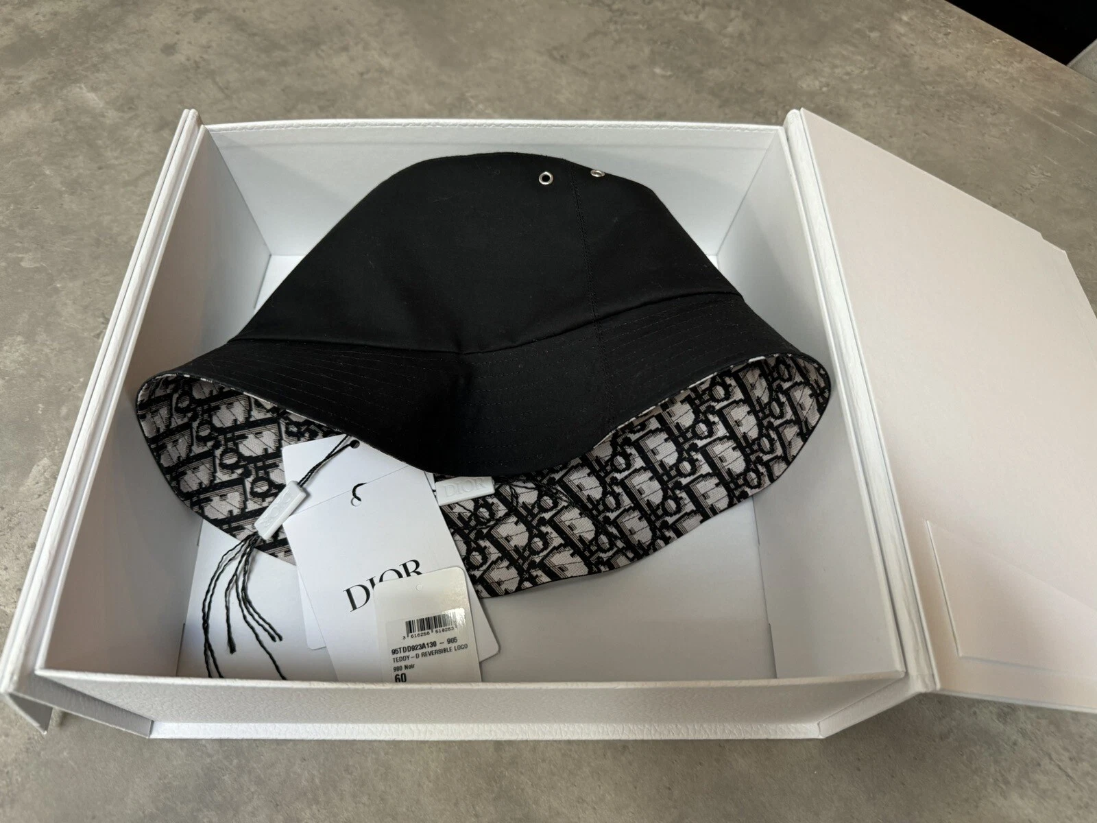 Chapeau de seau Christian Dior.
