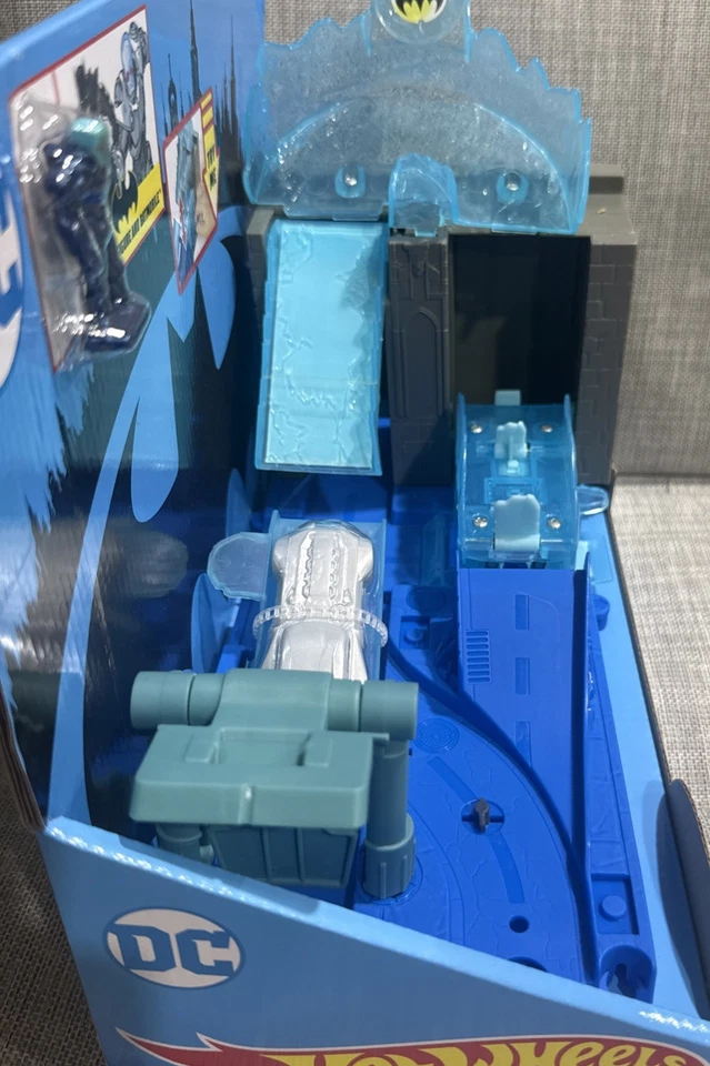 全新 DC 风火轮 City Mr. 冻结警察接管游戏套装 4-8 岁 全新 — 第 3/4 张图片