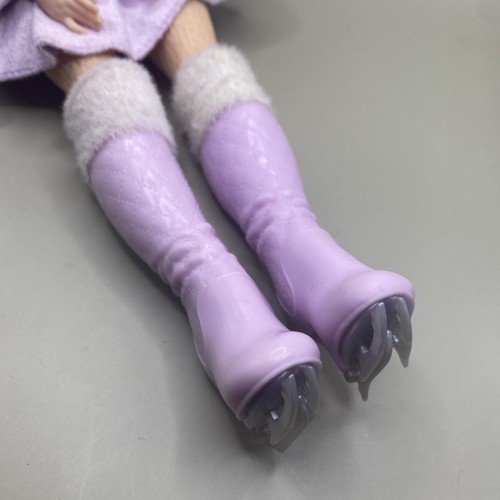 Muñeca Rainbow High Derecha Violeta Sauce Vacaciones de Invierno - Usada en Excelente Condición - Imagen 3 de 6