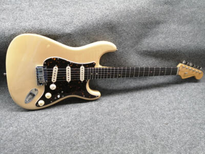 FENDER USA stratcastarZシリアル2000年 s-l400.jpg