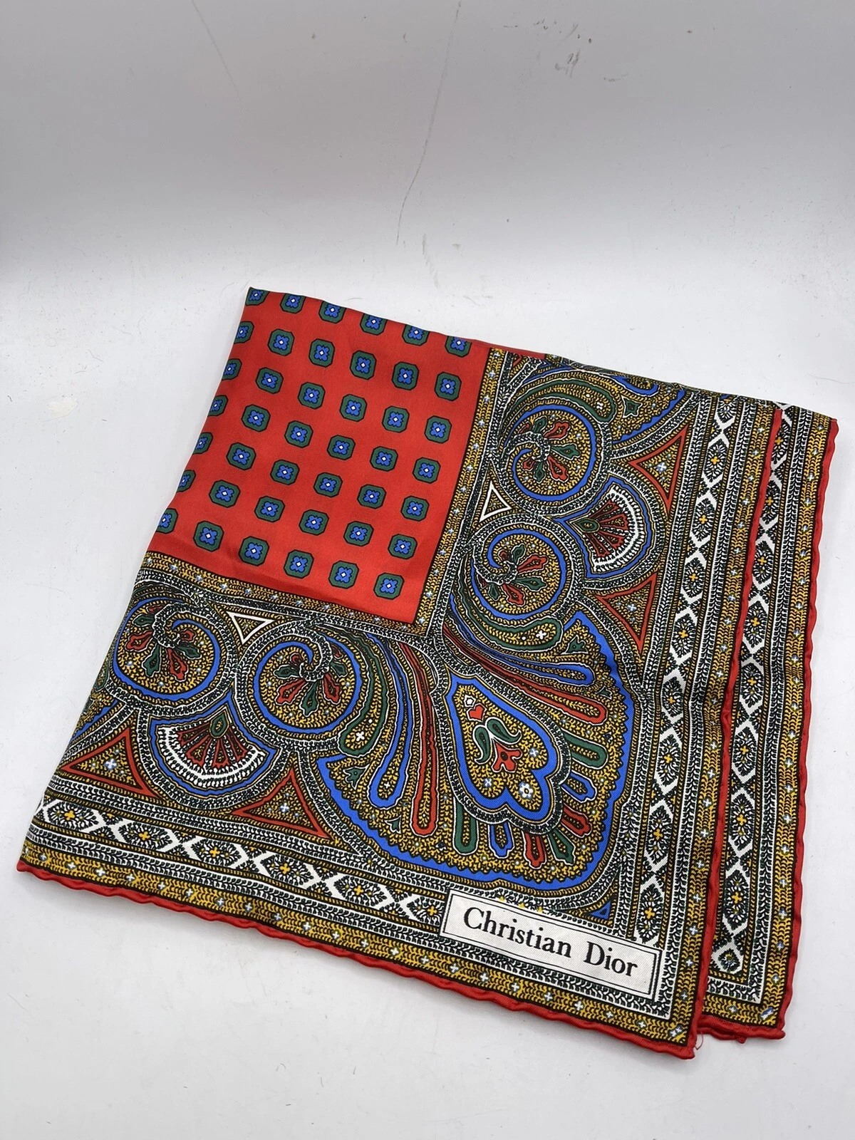 Foulard vintage Christian Dior en soie rouge bleu imprimé carré cachemire : trouvaille immobilière