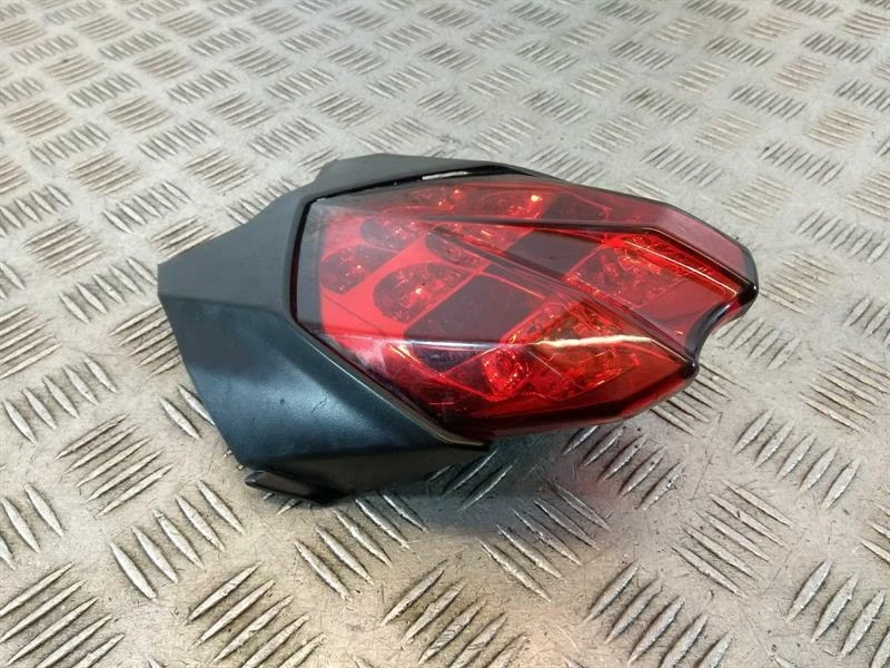 Piloto trasero Triumph STREET TRIPLE 675 (2013-16) Foto 2 de 4