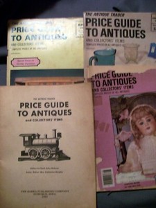 SET OF 4 THE ANTIQUE TRADER PRICE GUIDE TO ANTIQUES & COLLECTORS ITEMS  MAGAZINE