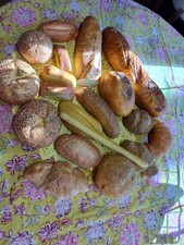 19 pièces. Faux pain réaliste. Assortiment. Mousse de polystyrène ? Pas creux