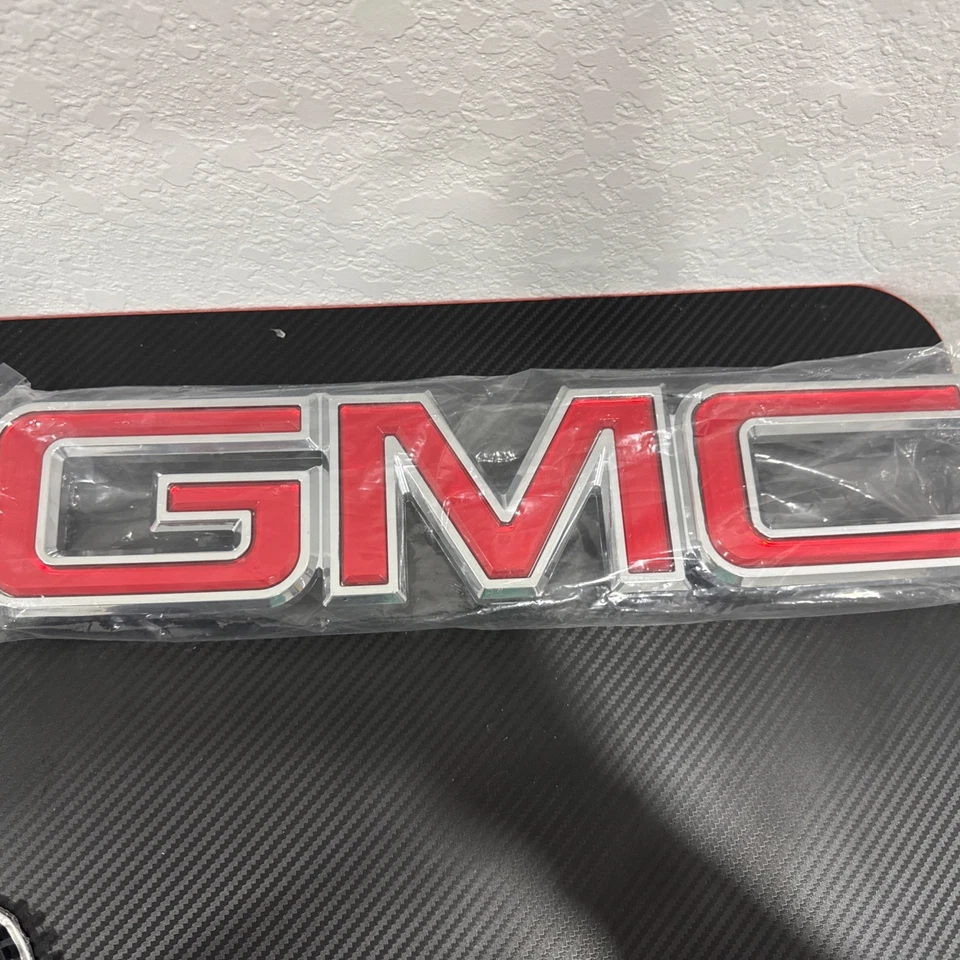 2007-2013 GMC Sierra передняя решетка красный GMC эмблема шильдик новый OEM 22761795 - Изображение 4 из 4