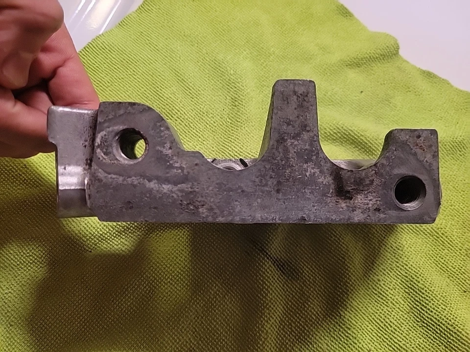 2002 - 2011 TOYOTA CAMRY RIGHT ENGINE MOUNT BRACKET OEM Genuine 12316-0H050 EM Foto 4 de 4