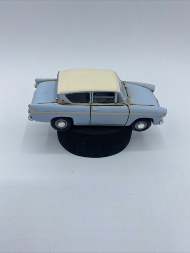 Vanguards Ford Anglia Diecast Car Pale Blue With White Roof - Picture 4 of 5