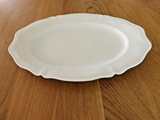 Limoges: Grand plat de service ovale à bords polylobés.