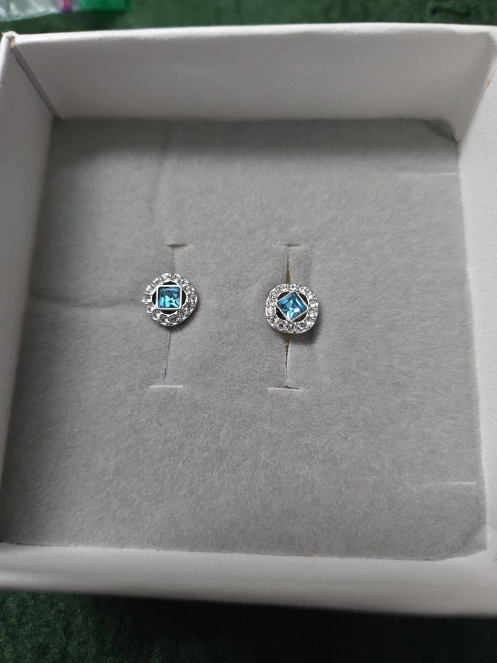 Aretes perforados angélicos de cristal blanco azul marca SWAROVSKI 5352048 Foto 2 de 3