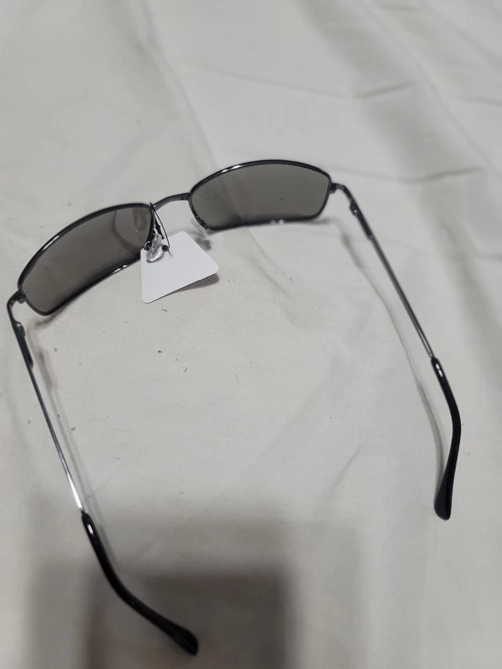 Gafas de sol, nuevas, hechas en China, tiene lente de color verde con monturas negras Foto 4 de 4