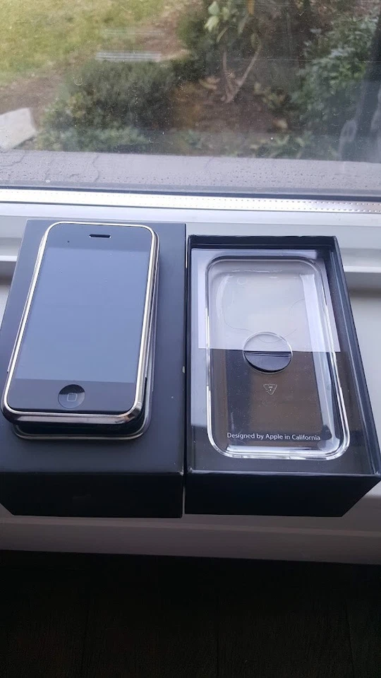 Apple iPhone 2G 1st Generation - 8GB - With Box, works - Image 3 of 4