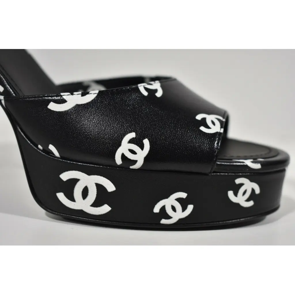 CHANEL - CHANEL シャネル　シャッツ　38 Chanel 22S Black White Lambskin CC Logo Platform Strap Block