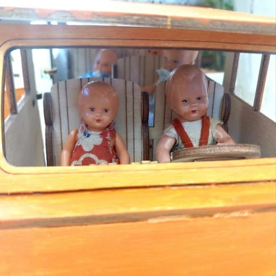 5 Püppchen im Schulbus, Schultasche, Zuckertüte, Schulhefte,Zubehör Puppenstube - Bild 1 von 4
