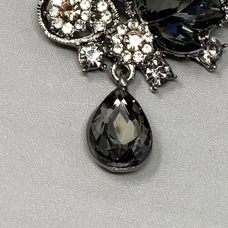 Broche de moda gris ahumado vidrio transparente pedrería pavé racimo colgante lágrima Foto 4 de 4