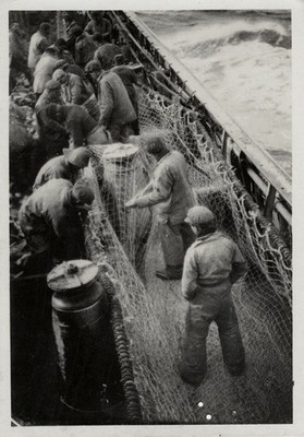 M311 Fischerboot Netze Meer. ca 1930. Foto Analog