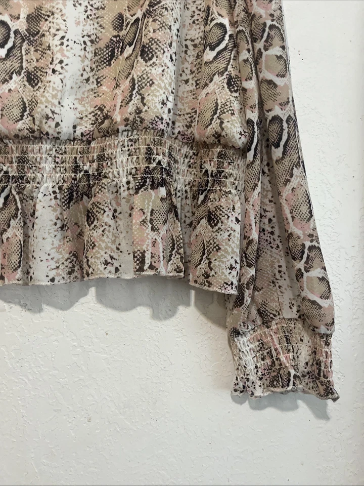 Blusa Versona Para Mujer Talla XXL Estampado Serpiente Cintura Elástica Volantes Botón Espalda” Foto 3 de 4