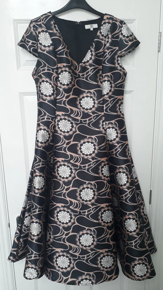 *LOVELY* TRUE DECADENCE BLACK/WHITE FLORAL AUTUMN/WINTER FLARED A-LINE DRESS 14 - Image 2 of 4